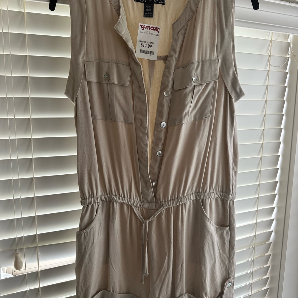 Medium Cream Button-Front Sleeveless Romper